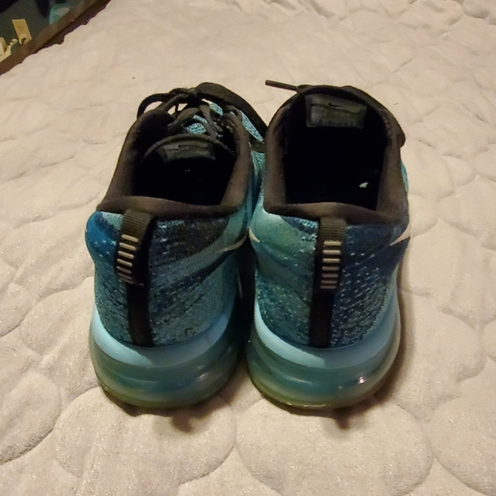 Nike Flyknit Max - Picture 6 of 8